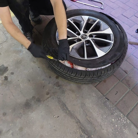 צמיגי הרכב ובתוכם הטבק שנתפס (צילום: רשות המיסים)