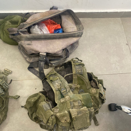 אחד האפודים שאותרו במנהרת האמל''ח