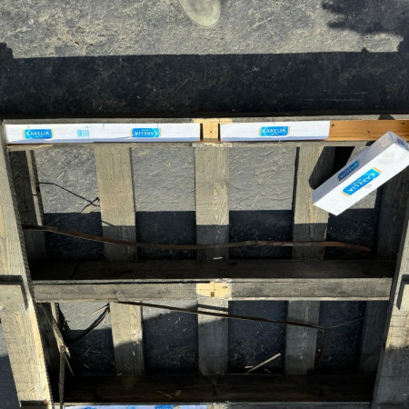 פאקטים מוסלקים במשטחי עץ (צילום: רשות המיסים)