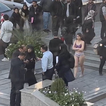 סטודנטית צעירה באיראן שהתפשטה כמחאה