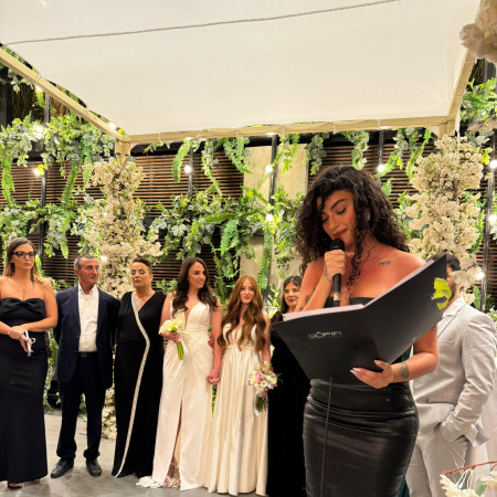 פרידה עוזיאל מתחת לחופה כשהיא מקדשת את זוג הכלות (צילום: לור קאפמה דראי)