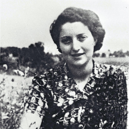 חנה סנש, קיבוץ שדות ים, 1939 (צילום: לע''מ)
