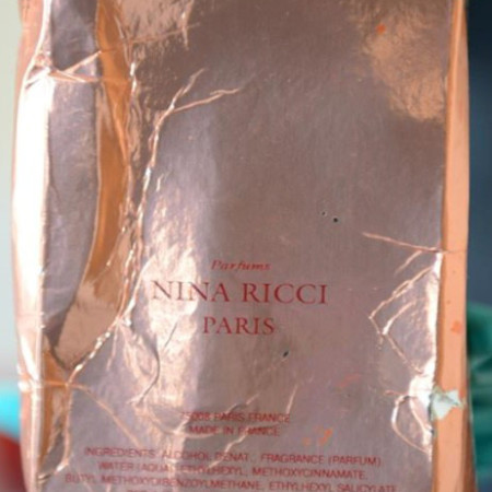 אריזה של בקבוק בושם מזויף שהתגלה מביתו של צ'רלי רולי נראית בתמונה שחילקה משטרת המטרופולין בלונדון