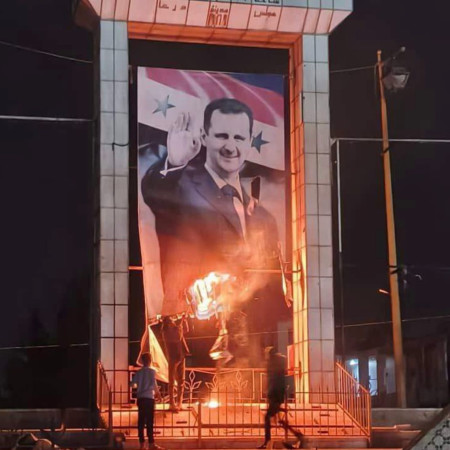 מורדים שורפים את דגל אסד (צילום: רשתות ערביות, שימוש לפי סעיף 27 א')