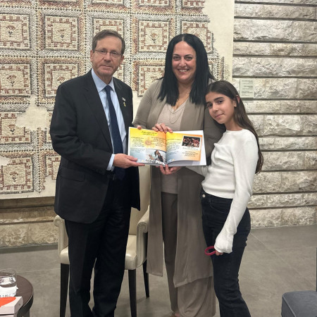 קרן ואלונה אלמלם עם יצחק הרצוג וספר הזכרונות