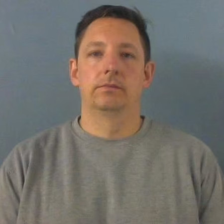 אדם ג'ונס, שוטר שהורשע בניצול מיני של מתלוננות