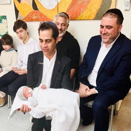 וייקרא שמו בישראל - ג'ון, אביב גפן בטקס ברית המילה של בנו (צילום: אלון לוין,באדיבות איציק אוחנה כיכר השבת)
