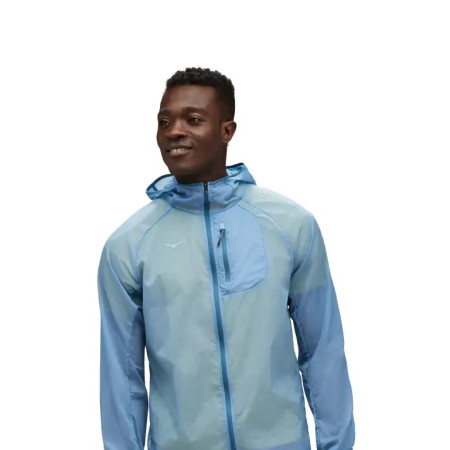 מעיל רוח Ultralite Jacket Skyflow של Hoka (צילום: יחצ)