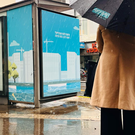 אמפמ מחלקת גרביים בתחנות אוטובוס  (צילום: באדיבות JCS)