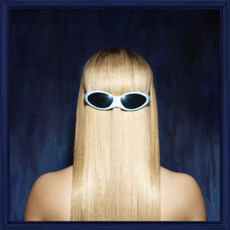 עטיפת אלבומה השני של נונו, ״מה חוץ מזה״