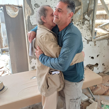 הסופר מישל וולבק בביקור בבארי יחד עם רוני ברוך שבנו עידן ז''ל נרצח בטבח ובנו סהר ז''ל נחטף ונרצח בשבי