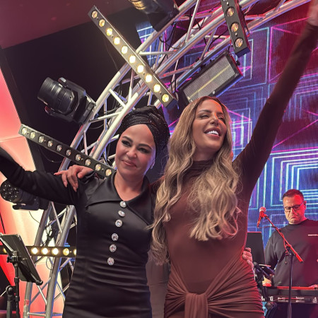 נסרין קדרי והרבנית רונית ברש (צילום: באדיבות איציק אוחנה כיכר השבת)