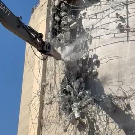 הריסת מיכל האמוניה בחיפה (צילום: חברת נמלי ישראל)