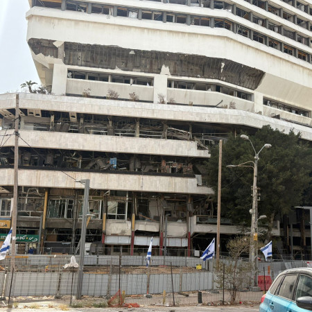  בניין המגדלור שנפגע מהטיל ברחוב בן יהודה בתל אביב (צילום: מאיה כהן)