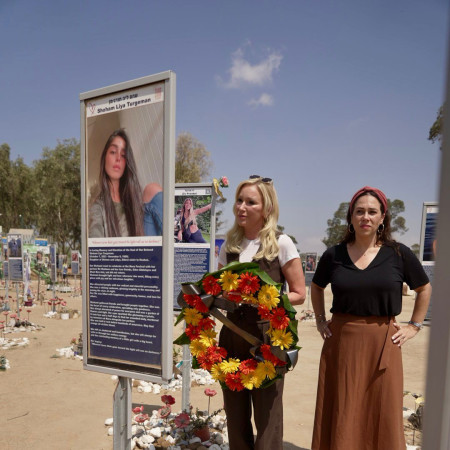 יעל אקשטיין, פסטור פולה וויט קיין (צילום: פליפה וולקיטה, ערוץ המשמעות)