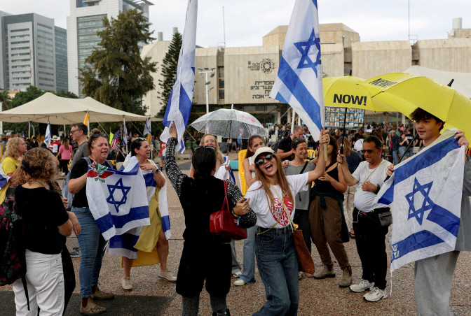 שמחה לאחר אישור עסקת החטופים (צילום: REUTERS/Ronen Zvulun)