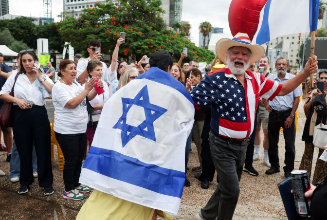 שמחה לאחר אישור עסקת החטופים (צילום: REUTERS/Ronen Zvulun)