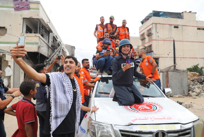 בעזה מציינים את הסכם הפסקת האש (צילום: REUTERS/Ebrahim Hajjaj)