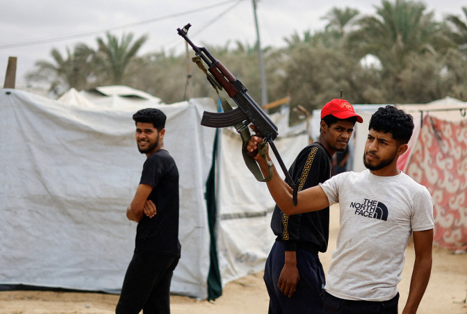 בעזה מציינים את הסכם הפסקת האש (צילום: REUTERS/Mahmoud Issa)