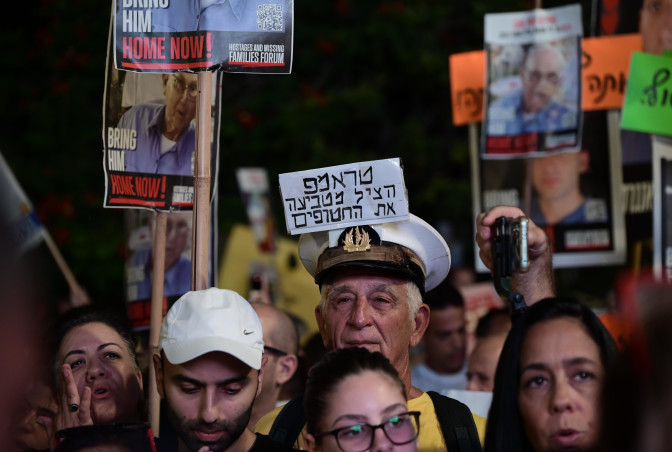 כיכר החטופים: "טראמפ הציל מטביעה את החטופים" (צילום: אבשלום ששוני)