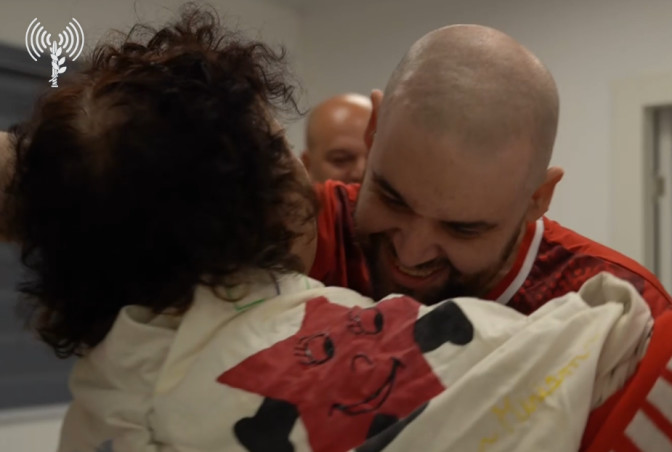 פדוי השבי איתן הורן מתאחד עם משפחתו (צילום: דובר צה"ל)