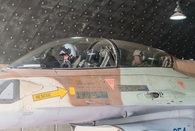 טייס ה-F-16 ומפקד חיל האוויר (צילום: דובר צה"ל)