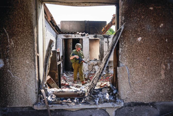 חייל במרכז ההרס שנגרם על ידי לוחמי חמאס בקיבוץ כפר עזה (צילום:  חיים גולדברג, פלאש 90)