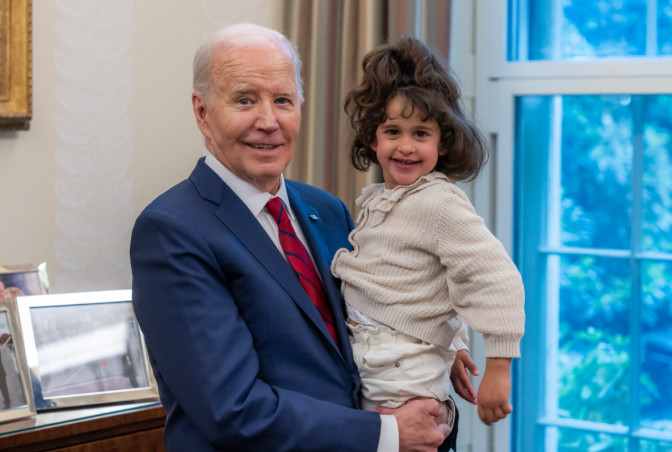 "נרפאת מטראומה בלתי ניתנת לתיאור". הנשיא ביידן עם אביגיל עידן בת ה-4 (צילום: שימוש לפי סעיף 27א')
