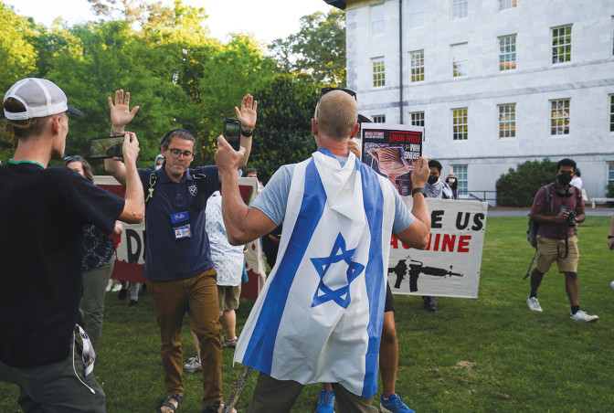 מפגין פרו-ישראלי צועק על מפגינים פרו-פלסטינים באוניברסיטת אמורי אטלנטה גורגיה (צילום: רויטרס)