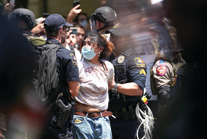 עימותים אלימים בין סטודנטים אמריקאים תומכי פלסטין לבין המשטרה, באוניברסיטת טקסס (צילום: רויטרס)