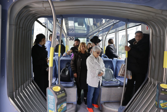 עומדים בצפירה באוטובוס בירושלים (צילום: מרק ישראל סלם)