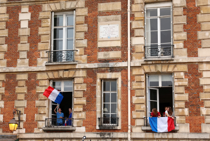 צרפתים צופים בטקס פתיחת האולימפיאדה (צילום: רויטרס)