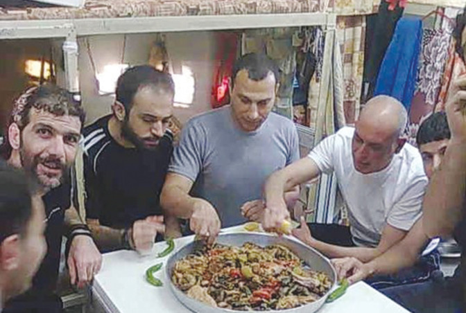 אסירים ביטחוניים חוגגים בכלא (צילום: צילום מסך מתוך רשתות חברתיות)