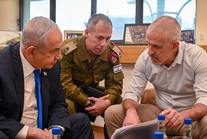 רונן בר, בנימין נתניהו, אבי גיל (צילום: קובי גדעון, לע"מ)