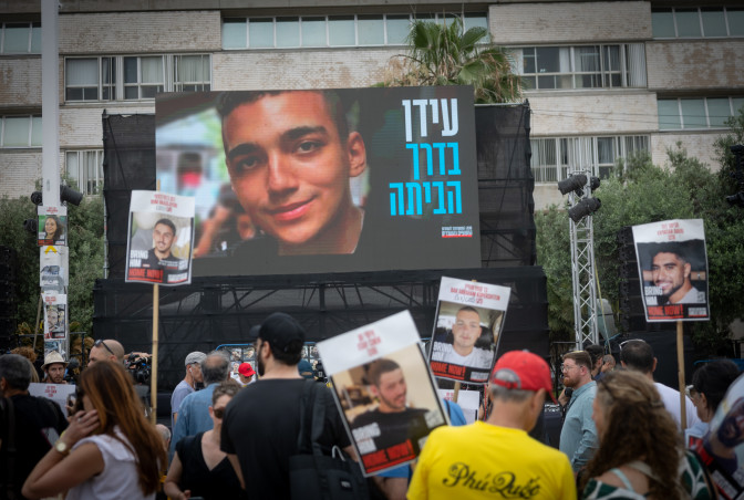 ישראלים מחכים לשחרור עידן אלכסנדר בכיכר החטופים (צילום: חיים גולדברג, פלאש 90)
