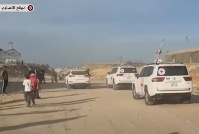 רכבי הצלב האדום בהם יועבר עידן אלכסנדר לידי ישראל (צילום: צילום מסך רשתות ערביות)