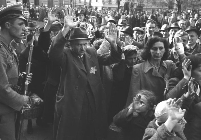 מעצר יהודים בהונגריה (צילום: Bundesarchiv)