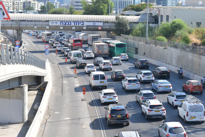 I Blocchi Stradali e il loro Impatto Economico: Una Analisi Approfondita delle Conseguenze sulla Vita Quotidiana e sull'Economia