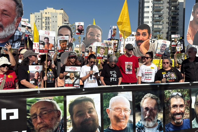 700 giorni di guerra: la commemorazione del rapimento al kibbutz di Nir Oz