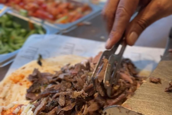 "La leggendaria Shawarma di Ramat Yishai: un viaggio culinario nel cuore del Medio Oriente"