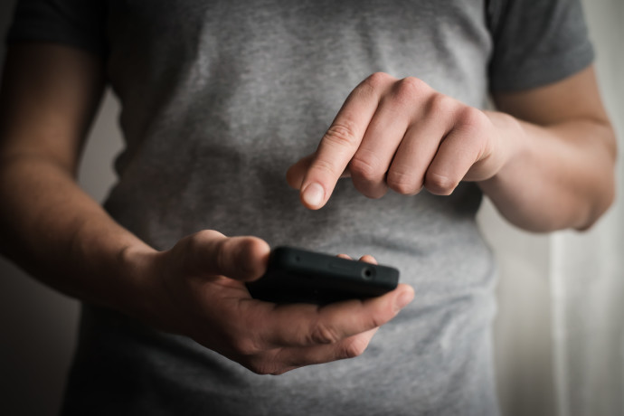 Il fenomeno del "חמש או באן" tra i giovani in Israele: rischi e azioni preventive