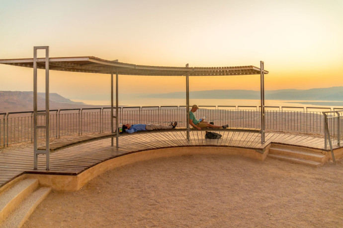 "Esperienze al tramonto nel deserto: un viaggio unico tra natura, cultura e colori mozzafiato"