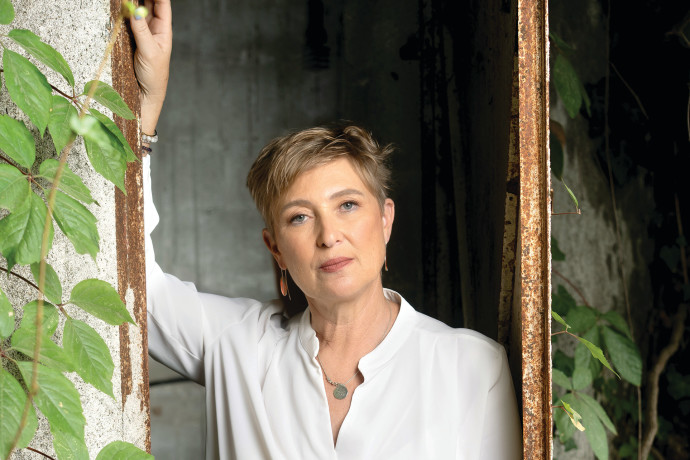 Iris Chaim Lancia un Allarme: Cambiare il Nostro Modo di Agire per Sopravvivere