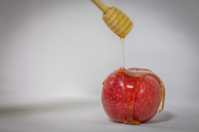 "Davvero dolce: il prezzo del miele e delle mele a confronto per il Pesach"