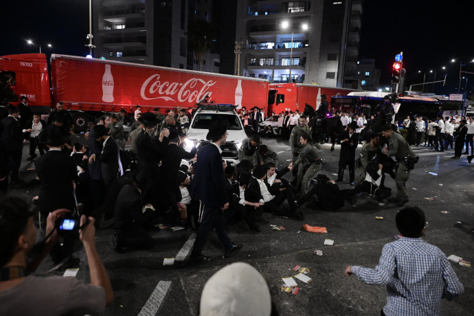 Protesta contro la legge sulla leva militare: scontri e arresti sulla strada 4 vicino a Bnei Brak