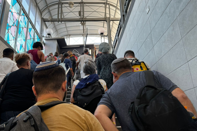 Stazione ferroviaria di Kiryat Gat in Israele diventa simbolo di degrado e frustrazione per i passeggeri