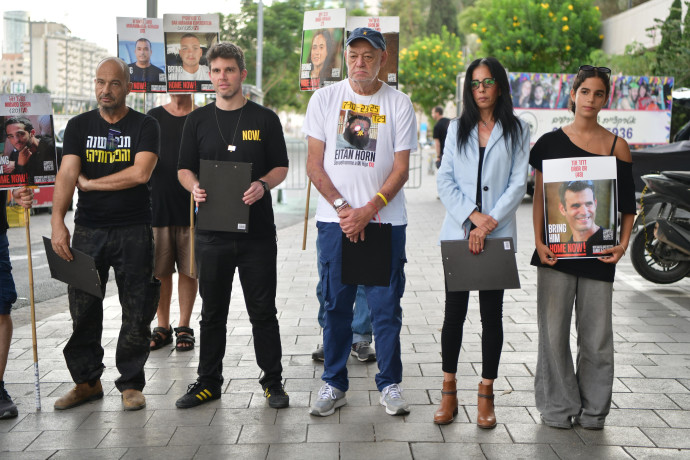 Famiglie dei rapiti a Gaza lanciano appello disperato per il rilascio dei loro cari