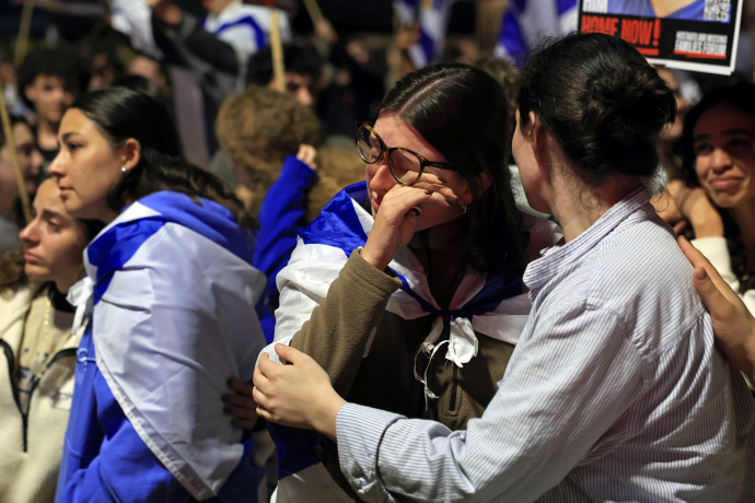 דמעות ושקי שינה בכיכר החטופים: הלילה שבו ישראל לא עצמה עין