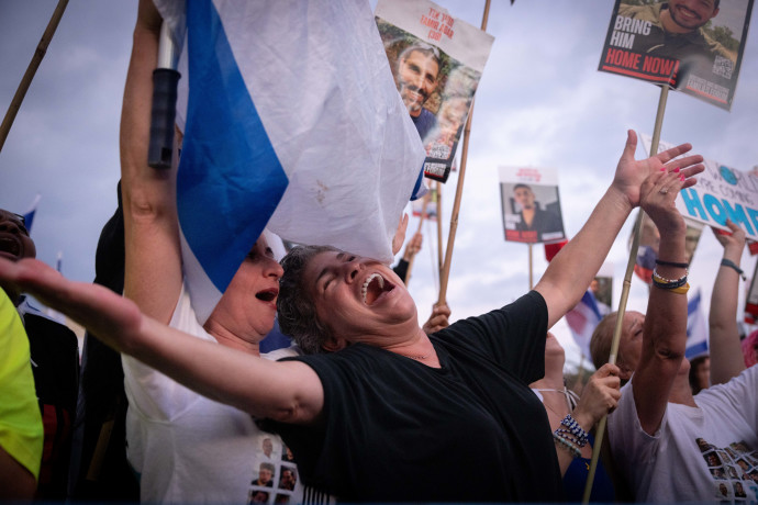 מחכים להם בבית: בכיכר החטופים ההתרגשות בשיאה והדמעות כבר יורדות | שידור חי
