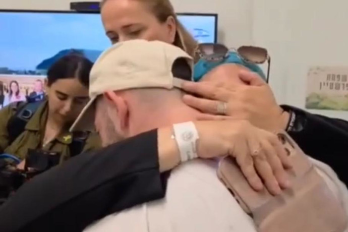 לא מצליחים לעצור את הדמעות: המפגש של בר קופרשטיין עם אימו | תיעוד